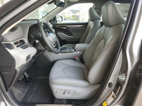 New 2026 Toyota Highlander Platinum image 17