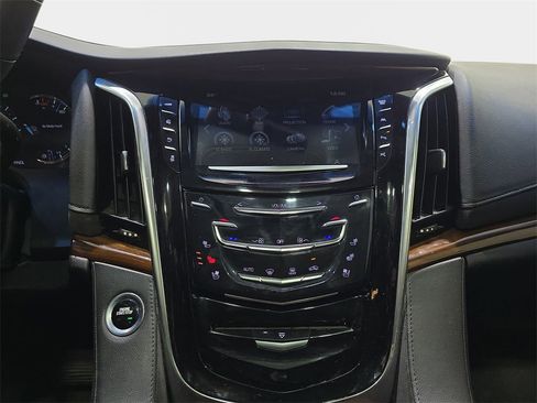 Used 2018 Cadillac Escalade Luxury image 22