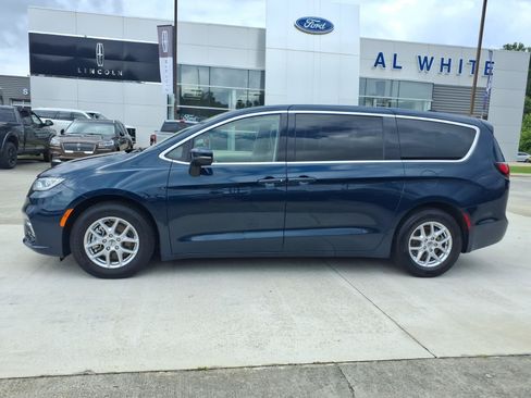 Used 2023 Chrysler Pacifica Touring-L FWD image 2