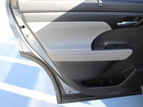 Certified 2021 Toyota Highlander XLE AWD/4WD image 22