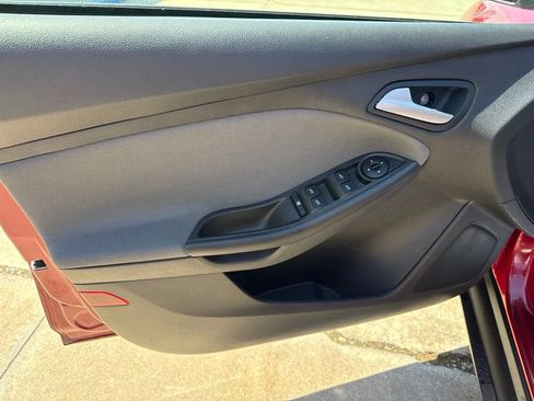 Used 2014 Ford Focus SE w/ SE Winter Package FWD image 7