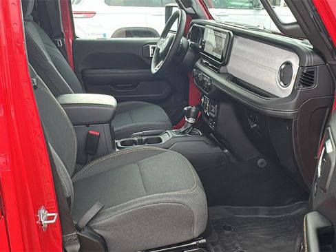 Used 2025 Jeep Wrangler Unlimited Sahara image 32