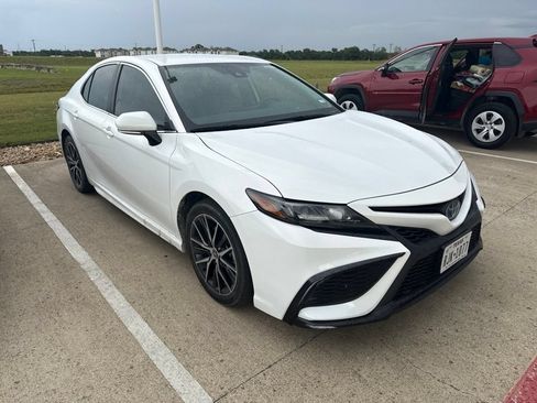 Used 2022 Toyota Camry SE FWD image 1