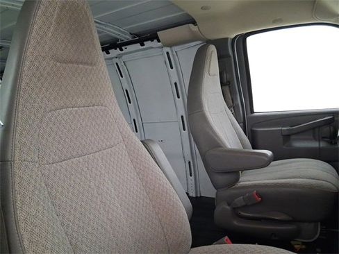 Used 2017 Chevrolet Express 3500 Extended image 14