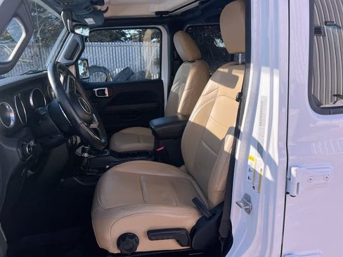 Used 2018 Jeep Wrangler Unlimited Sahara image 11