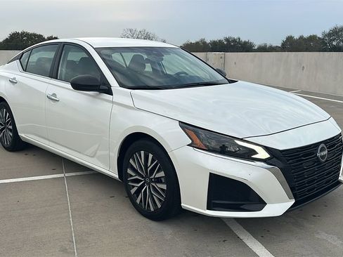 Used 2024 Nissan Altima 2.5 SV image 14