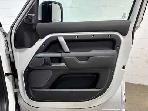Used 2023 Land Rover Defender 110 X-Dynamic SE image 33