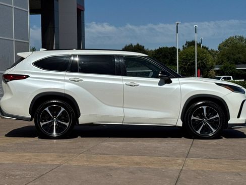 Certified 2021 Toyota Highlander XSE AWD/4WD image 3