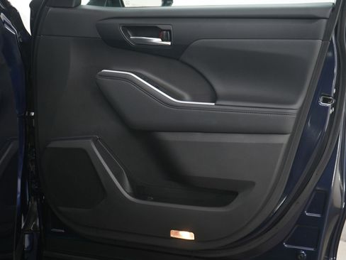 Used 2024 Toyota Highlander XLE image 12