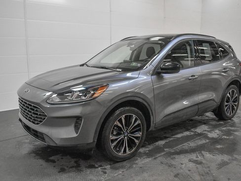 Used 2022 Ford Escape SE w/ SE Sport Appearance Package image 3