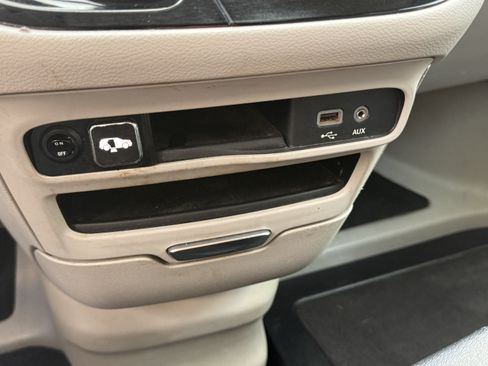 Used 2020 Chrysler Pacifica Touring-L FWD image 18