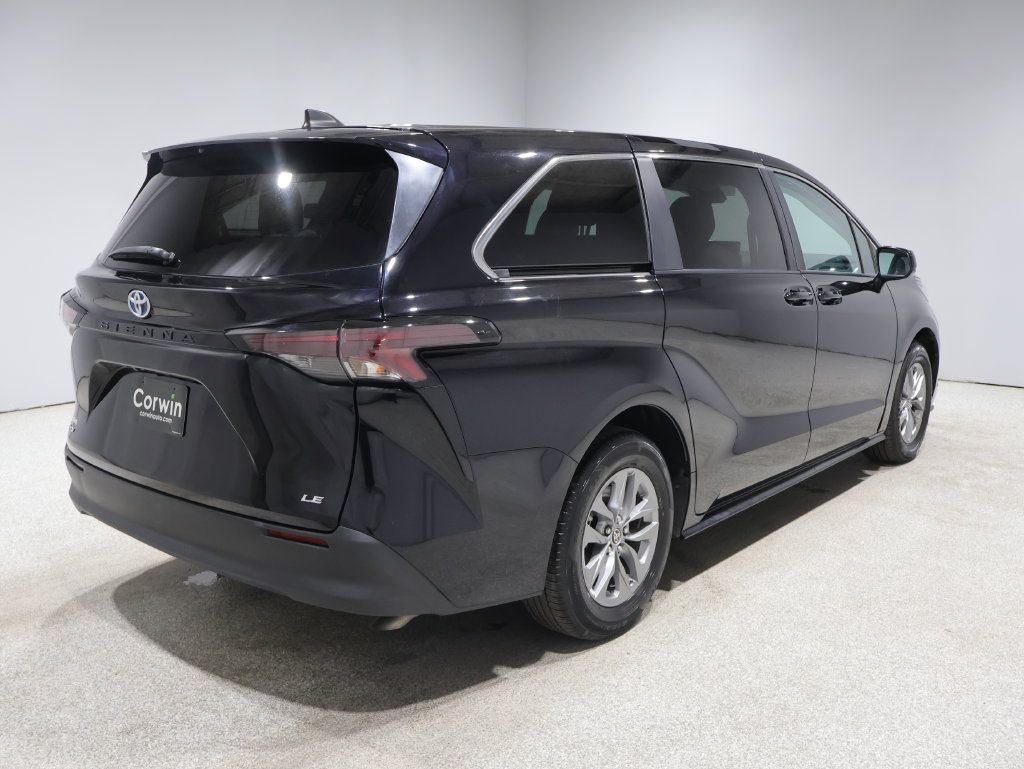 Used 2025 Toyota Sienna LE FWD image 2