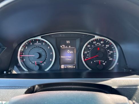 Used 2015 Toyota Camry SE FWD image 19