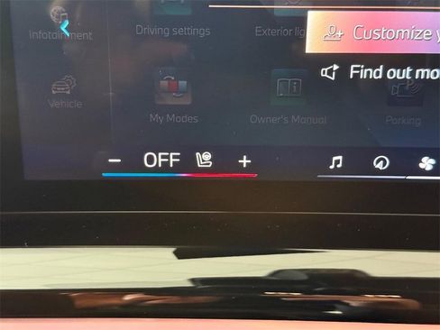 Used 2025 BMW 550e xDrive w/ Premium Package image 19