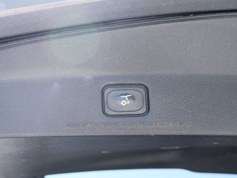 Used 2018 Ford Explorer XLT w/ Equipment Group 202A FWD image 13