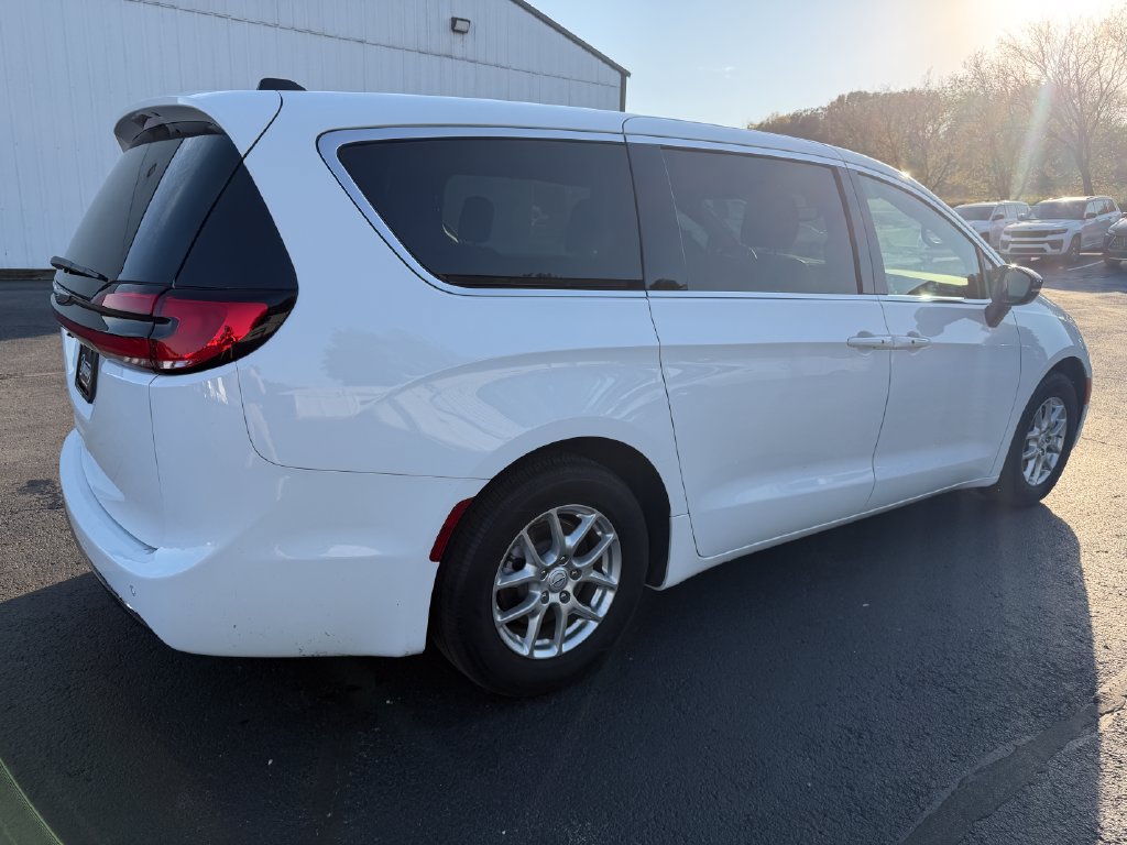 Used 2026 Chrysler Pacifica Select FWD image 5