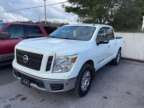 Used 2019 Nissan Titan SV w/ SV Convenience Package image 3