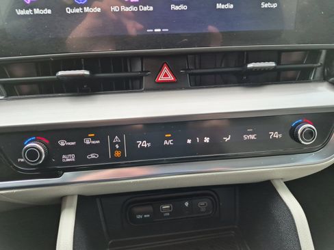 Used 2025 Kia Sportage EX FWD image 18