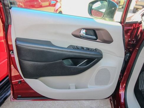 Used 2023 Chrysler Voyager LX image 11