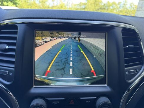 Used 2017 Jeep Grand Cherokee Limited AWD/4WD image 22