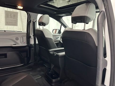 Used 2025 Toyota Sienna XSE image 60