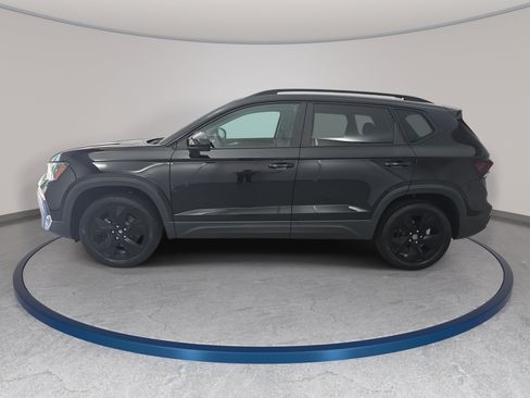 New 2026 Volkswagen Taos SE FWD image 8
