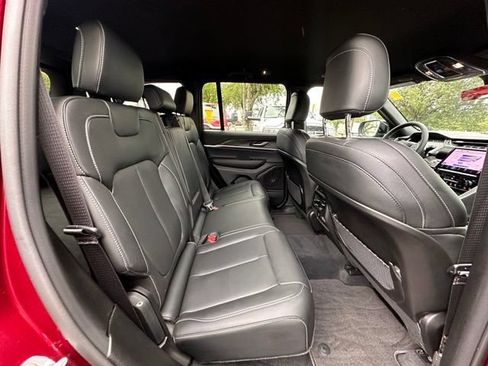 Used 2025 Jeep Grand Cherokee Limited AWD/4WD image 25