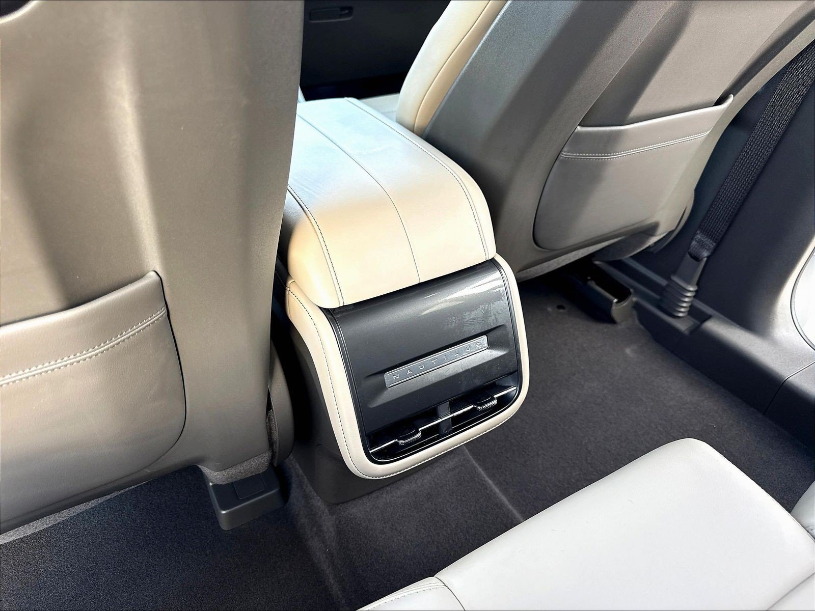 Used 2024 Lincoln Nautilus Premier AWD/4WD image 12