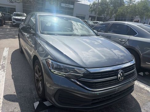 Used 2023 Volkswagen Jetta SE image 2