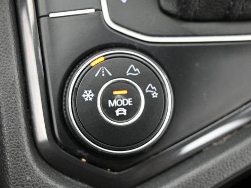 Used 2019 Volkswagen Tiguan SEL AWD/4WD image 27