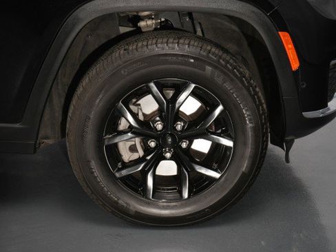 Used 2025 Jeep Grand Cherokee L Limited w/ Luxury Tech Group II image 31