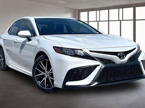 Used 2023 Toyota Camry SE image 3