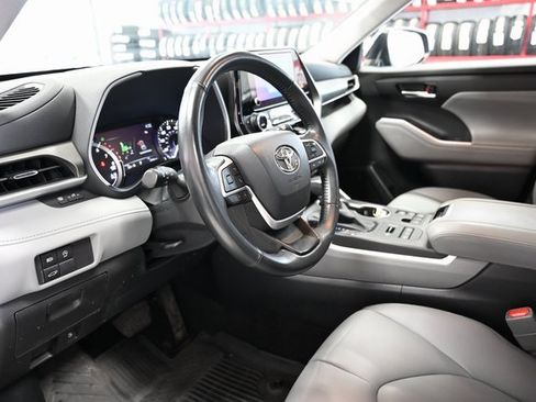 Certified 2023 Toyota Highlander XLE image 23
