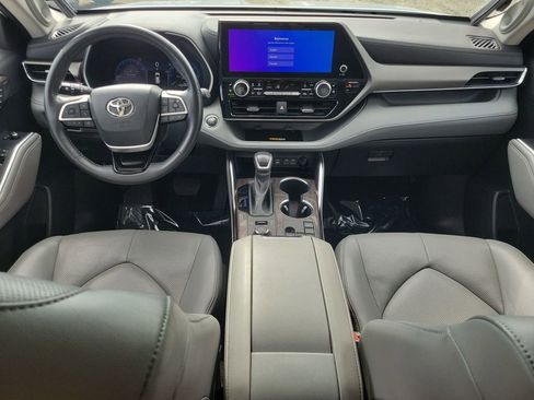 Used 2023 Toyota Highlander Limited image 13