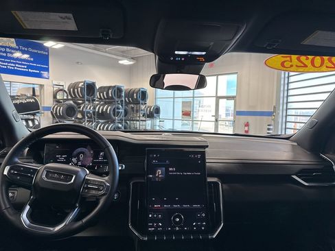 Used 2025 GMC Acadia Elevation image 9