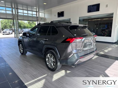 Used 2019 Toyota RAV4 Limited FWD image 10