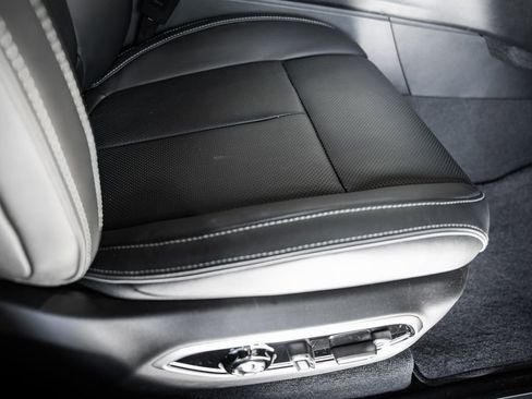 New 2025 Jeep Grand Cherokee Overland image 36