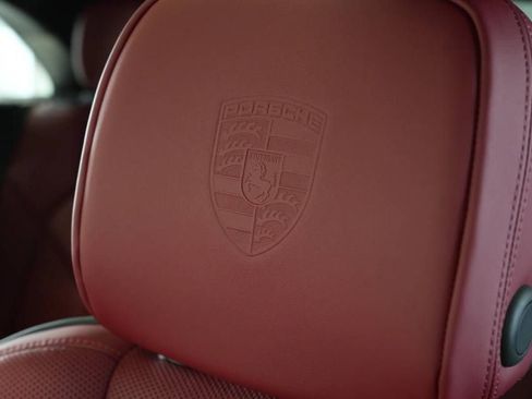 Certified 2025 Porsche Macan AWD/4WD image 34