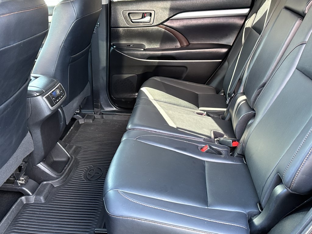 Used 2019 Toyota Highlander XLE FWD image 16