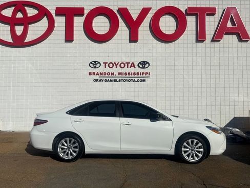 Used 2017 Toyota Camry SE image 4