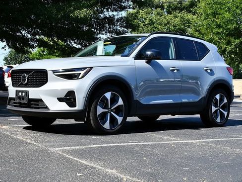 Used 2026 Volvo XC40 B5 Plus AWD/4WD image 3