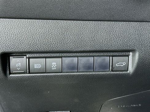 Used 2021 Toyota Venza LE w/ Carpet Mat Package (TMS) image 17