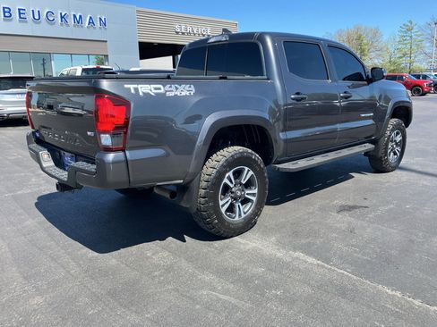 Used 2018 Toyota Tacoma TRD Sport image 8