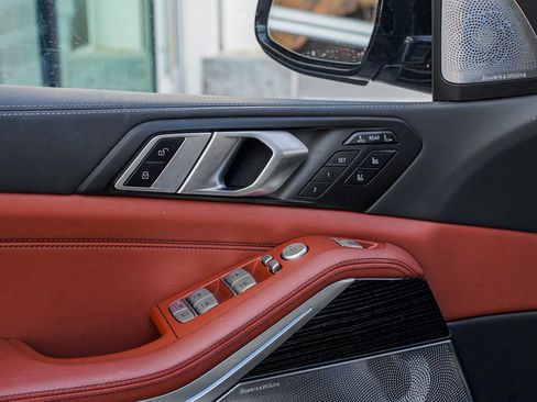 Used 2025 BMW X7 M60i image 10