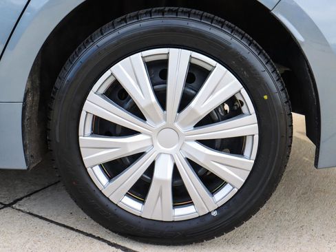 Used 2021 Toyota Corolla LE image 18