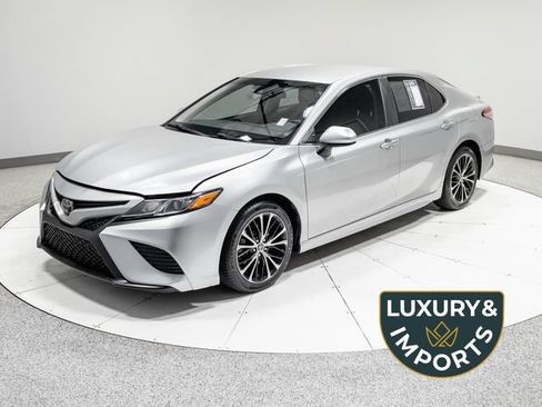 Used 2018 Toyota Camry SE FWD image 1