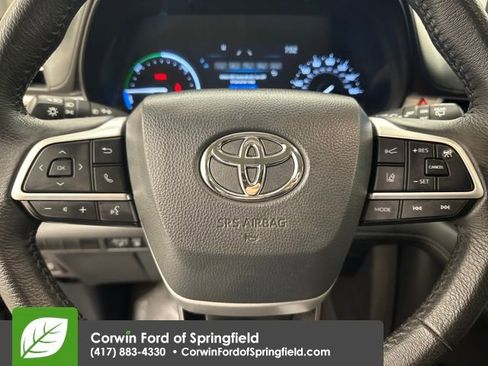 Used 2025 Toyota Sienna XLE image 21