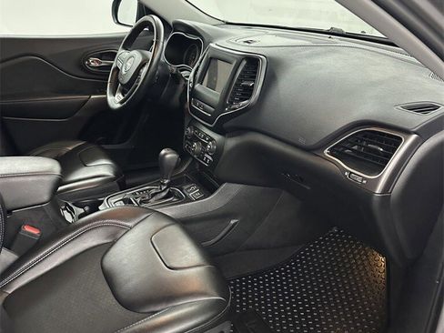 Used 2019 Jeep Cherokee Latitude Plus w/ Comfort/Convenience Group image 32