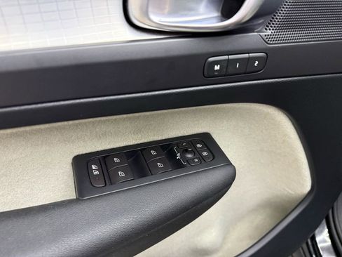 Used 2019 Volvo XC40 T5 Momentum image 12