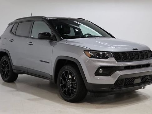 Used 2024 Jeep Compass Latitude w/ Convenience Group AWD/4WD image 1